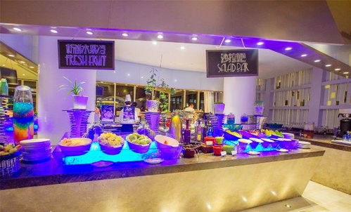 在海底與海洋生物共進(jìn)晚餐 你絕對(duì)不是在做夢(mèng)，水族箱中的奇幻體驗(yàn)